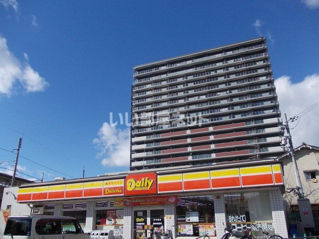 近くのデイリーヤマザキ 六地蔵駅前店まで570m（徒歩8分）