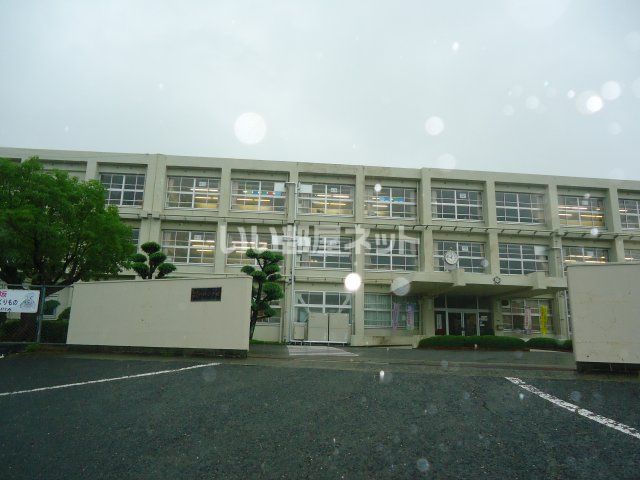 近くの小学校まで1,142m（徒歩15分）