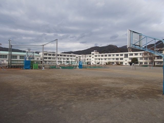 近くの静岡市立服織中学校まで1,090m（徒歩14分）