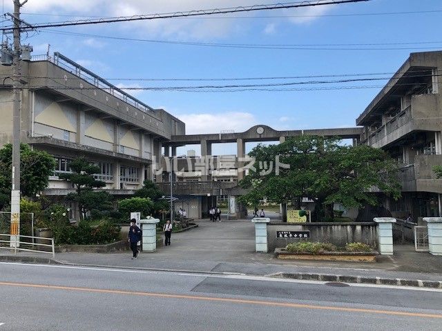 近くの八重瀬町立東風平中学校まで743m(徒歩10分)