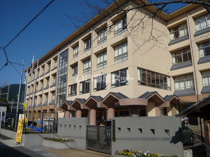 近くの小学校まで454m（徒歩6分）