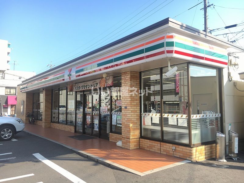 近くのコンビニまで439m（徒歩6分）