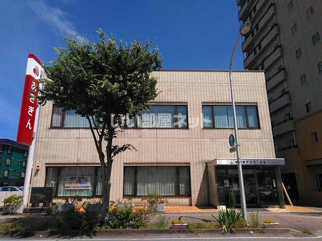 近くの秋田銀行南通り支店まで549m（徒歩7分）