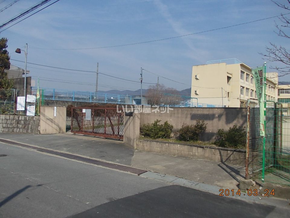 近くの宇治市立南部小学校まで1,294m（徒歩17分）