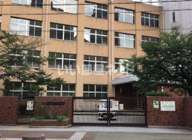 近くの大阪市立難波元町小学校まで704m（徒歩9分）