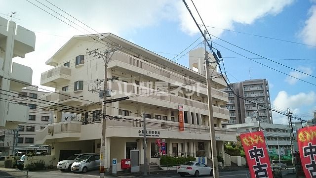 近くの小禄泉原郵便局まで617m(徒歩8分)