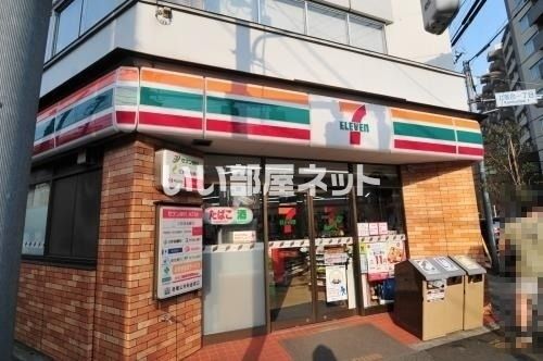 近くのコンビニまで402m（徒歩6分）