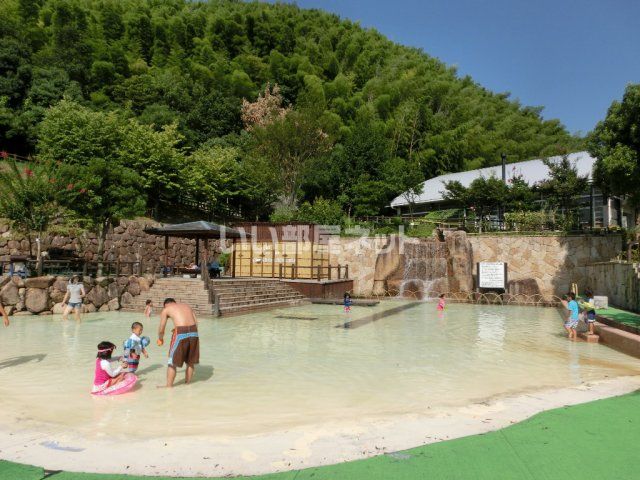 近くの西山公園まで626m（徒歩8分）