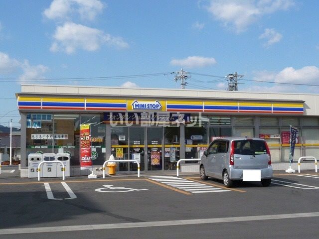 近くのコンビニまで227m（徒歩3分）