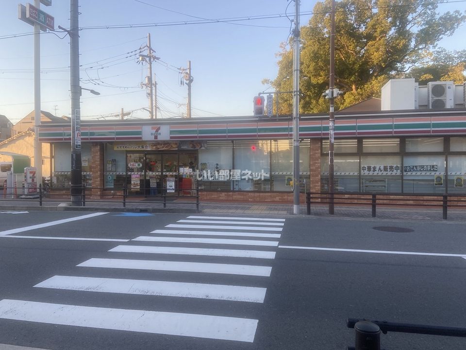 近くのコンビニまで217m（徒歩3分）