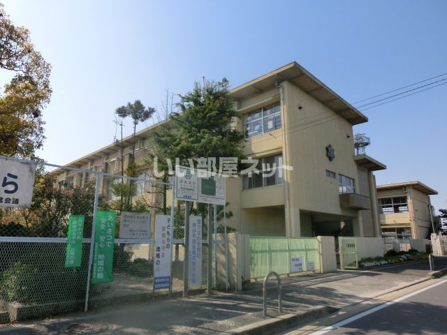 近くの小学校まで1,071m（徒歩14分）