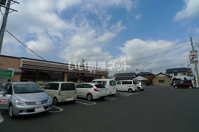 近くのコンビニまで563m（徒歩8分）