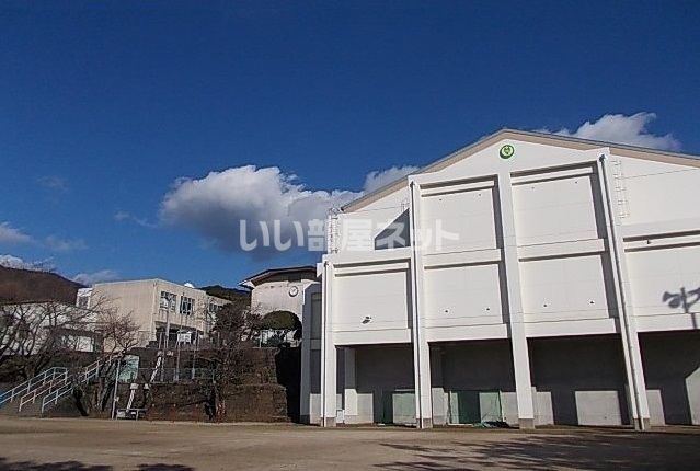 近くの佐世保市立柚木小学校まで1,220m(徒歩16分)