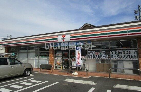 近くのコンビニまで261m（徒歩4分）
