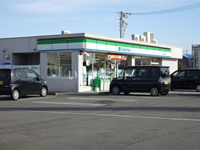 近くのファミリーマート吉田かたおか店まで833m（徒歩11分）
