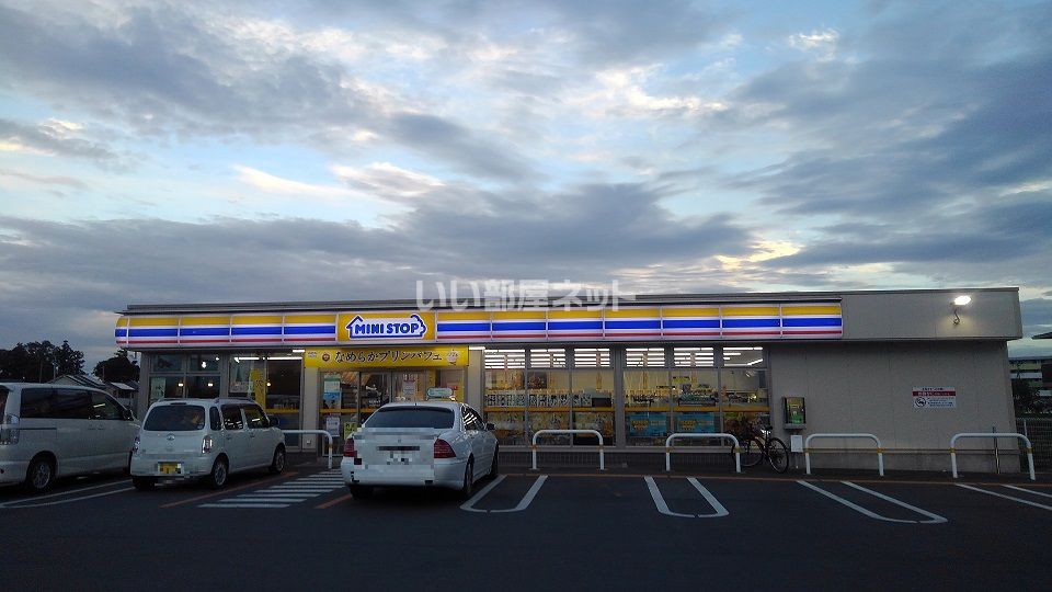 近くのコンビニまで728m（徒歩10分）