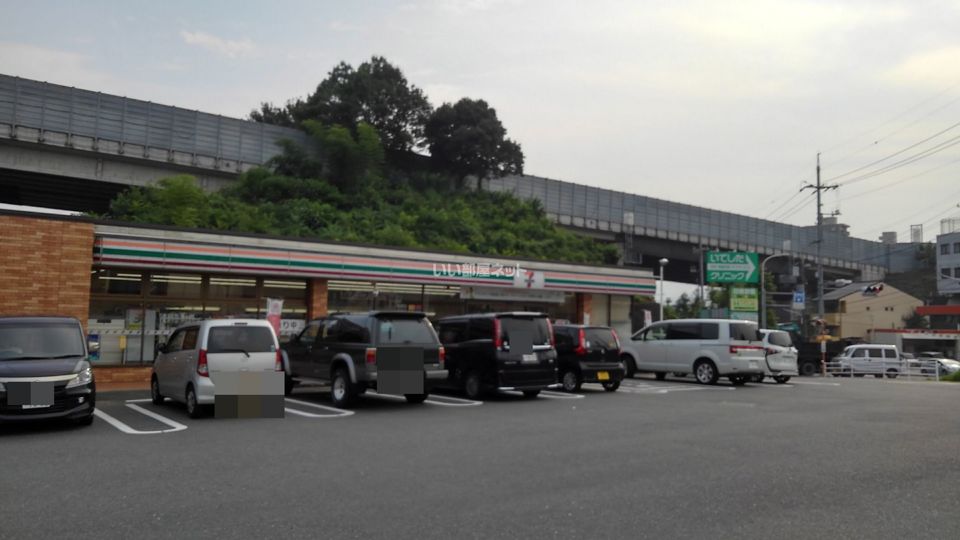 近くのコンビニまで1,407m（徒歩18分）