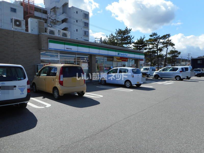 近くのファミリーマート岡崎本宿店まで382m（徒歩5分）