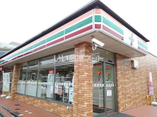 近くのセブンイレブン 生駒白庭台駅前店まで604m（徒歩8分）