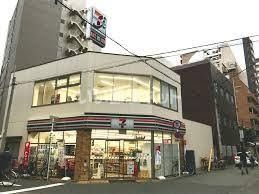 近くのコンビニまで311m（徒歩4分）