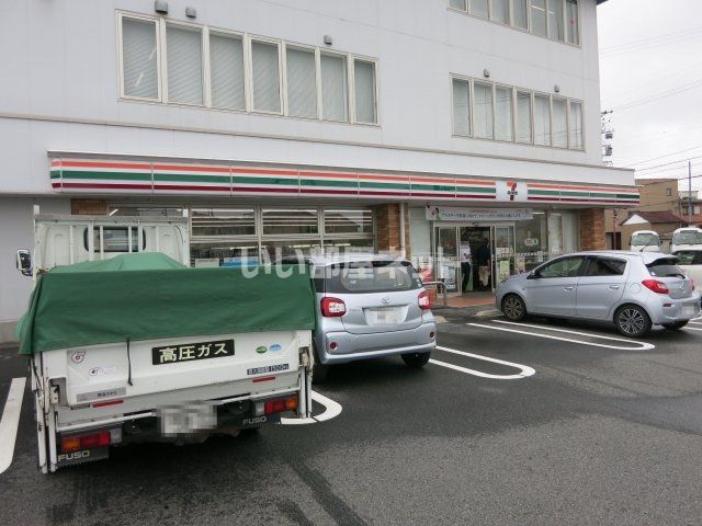 近くのセブンイレブン岡崎割塚店まで449m（徒歩6分）