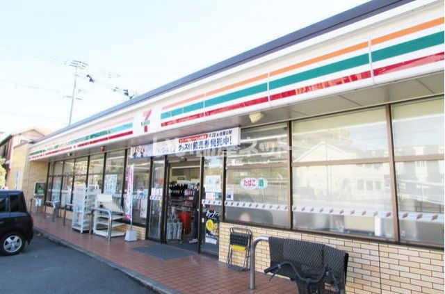 近くのコンビニまで298m（徒歩4分）