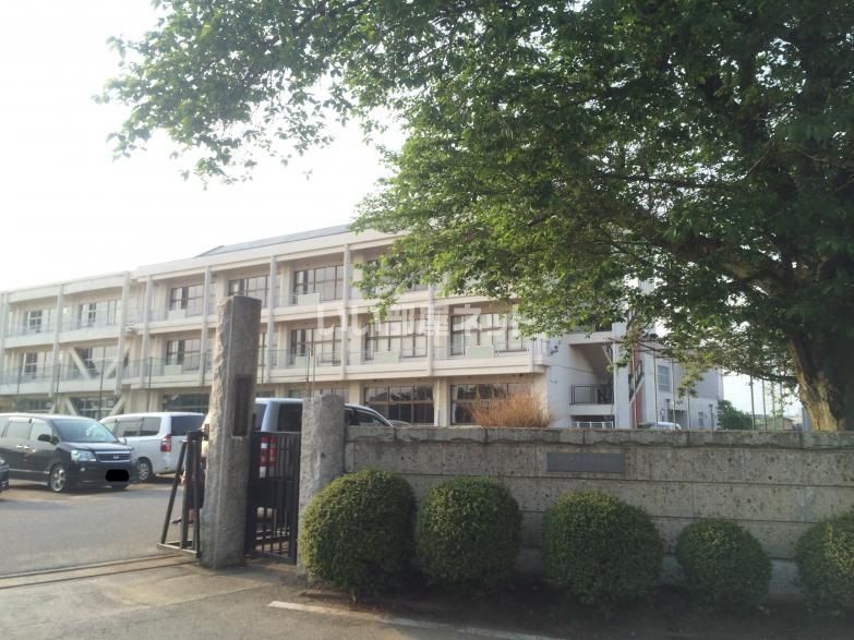 近くの古河市立小堤小学校まで1,056m（徒歩14分）