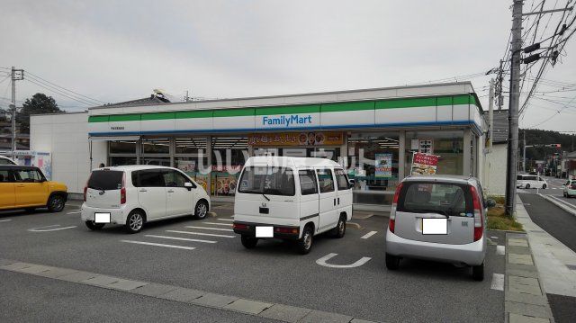 近くのファミリーマート甲斐双葉塩崎店まで33m（徒歩1分）