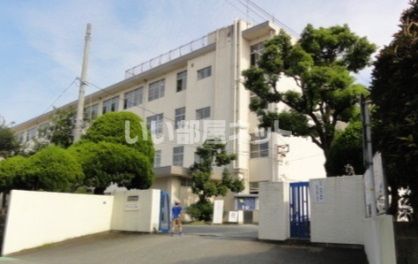 近くの小学校まで725m（徒歩10分）