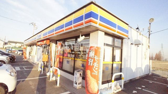 近くのコンビニまで775m（徒歩10分）