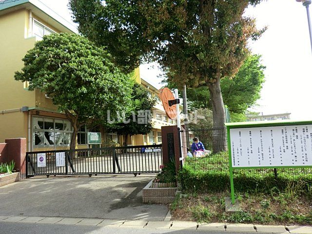近くの中学校まで629m（徒歩8分）