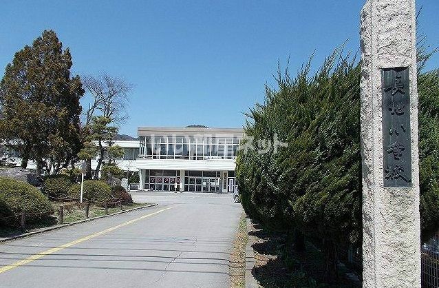 近くの岡谷市立長地小学校まで967m（徒歩13分）