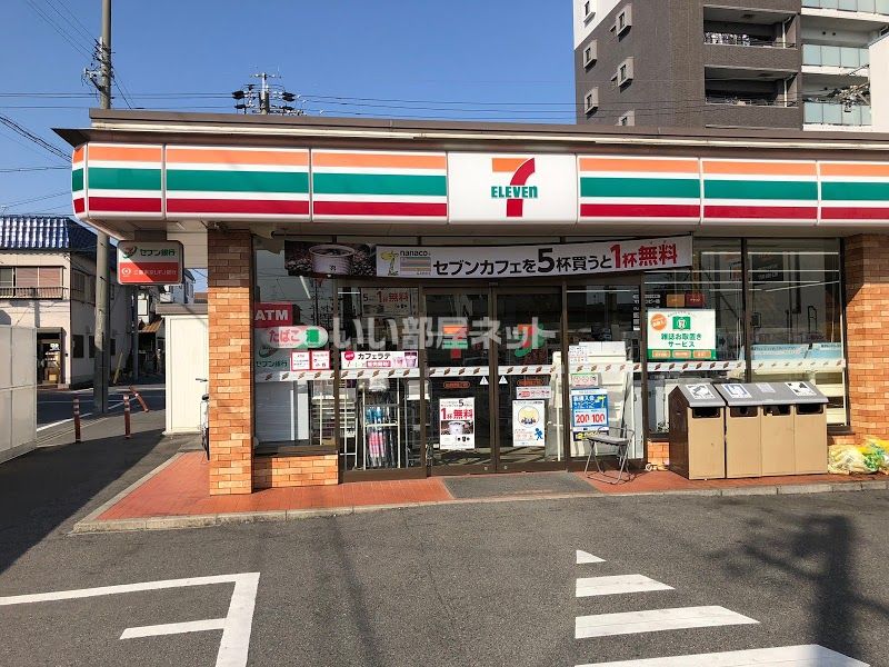 近くのコンビニまで449m（徒歩6分）