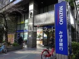 近くにみずほ銀行南船場支店あり
