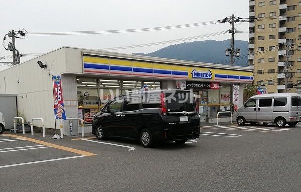 近くのコンビニまで355m（徒歩5分）