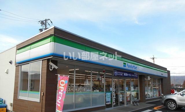 近くのコンビニまで735m（徒歩10分）