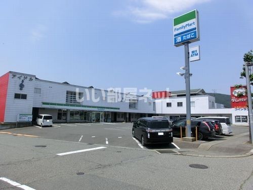 近くのファミリーマート 福井県立武道館口店まで227m（徒歩3分）