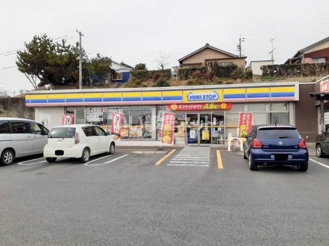 近くのコンビニまで607m（徒歩8分）