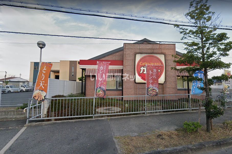 近くのガスト松原南店まで358m（徒歩5分）