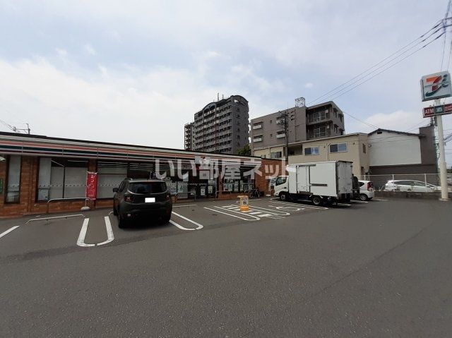 近くのコンビニまで241m（徒歩4分）