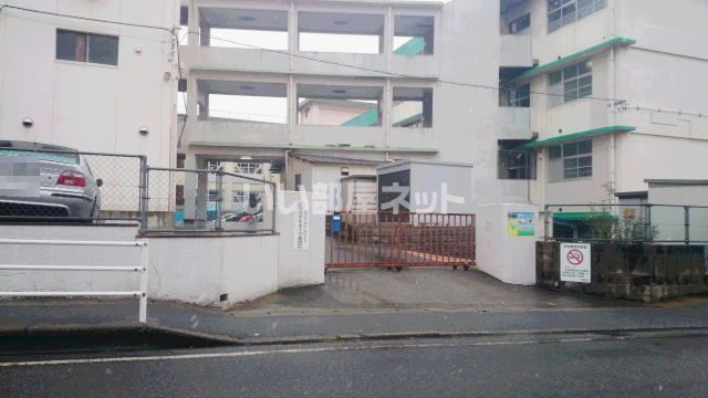近くの北九州市立　戸ノ上中学校まで912m（徒歩12分）