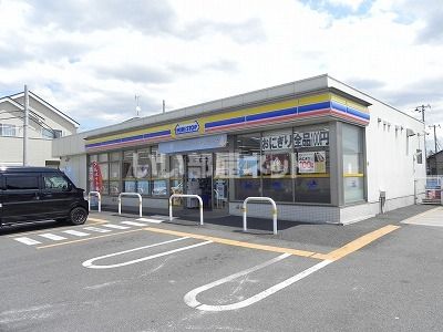 近くのコンビニまで632m（徒歩8分）