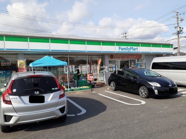 近くのコンビニまで742m（徒歩10分）