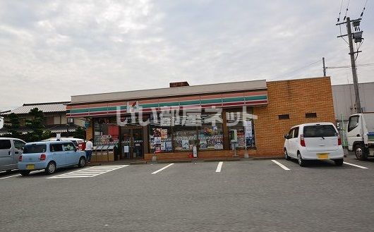 近くのコンビニまで3,306m（徒歩42分）