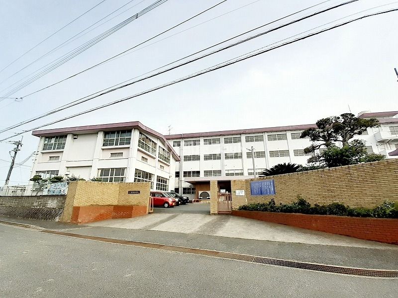 近くの北九州市立 南曽根中学校まで890m(徒歩12分)