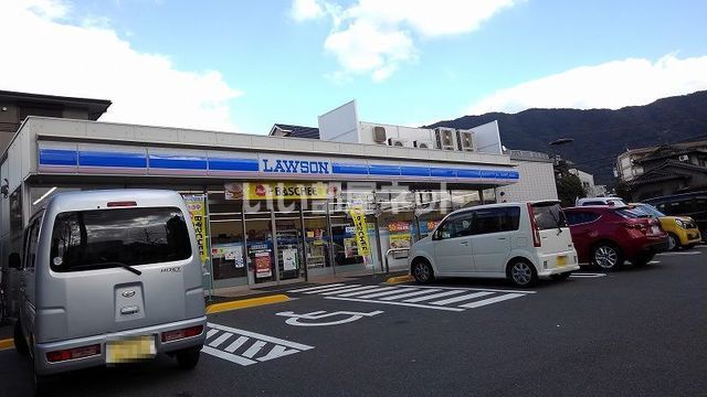 近くのコンビニまで822m（徒歩11分）