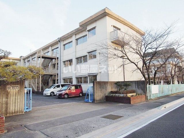 近くの小学校まで226m（徒歩3分）