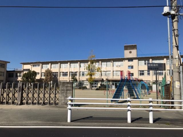 近くの松阪市立松尾小学校まで1,306m(徒歩17分)