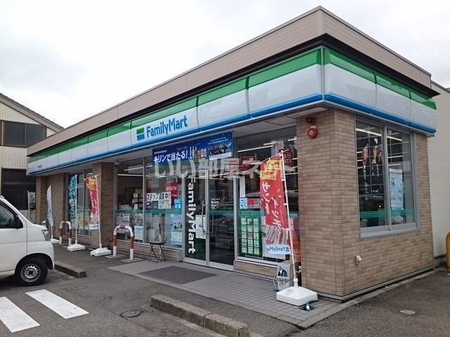 近くのコンビニまで893m（徒歩12分）