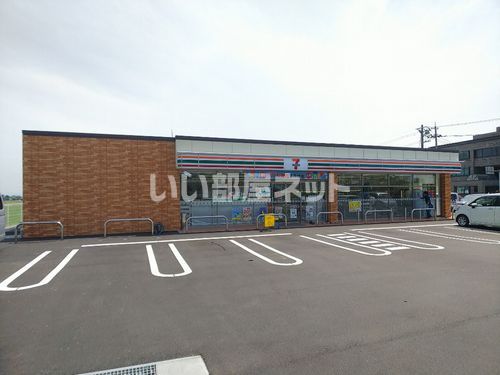 近くのコンビニまで842m（徒歩11分）